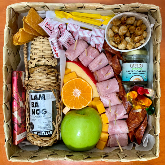 Grazing box with local wine, cheeses, cold cuts, native nuts, fruits, artisanal jam, etc.